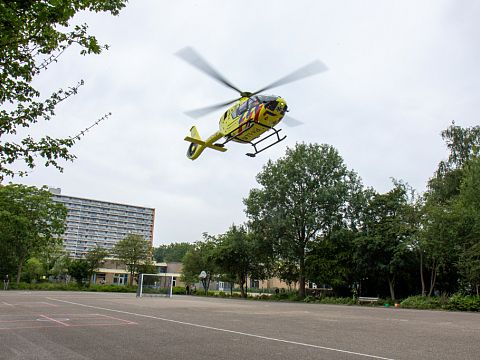 Traumahelikopter landt op speelplaats