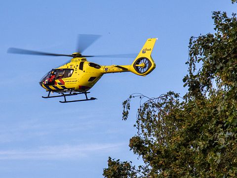 Traumahelikopter landt op voetbalveld