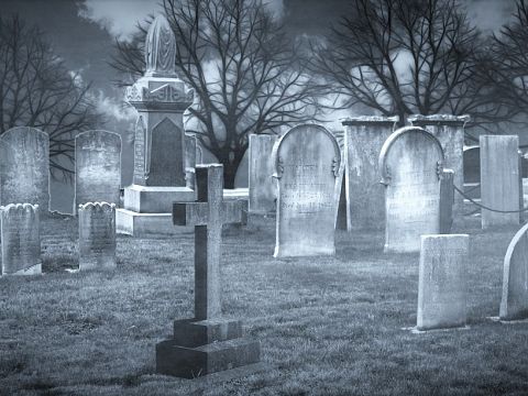 Graven begraafplaats Holy worden geruimd