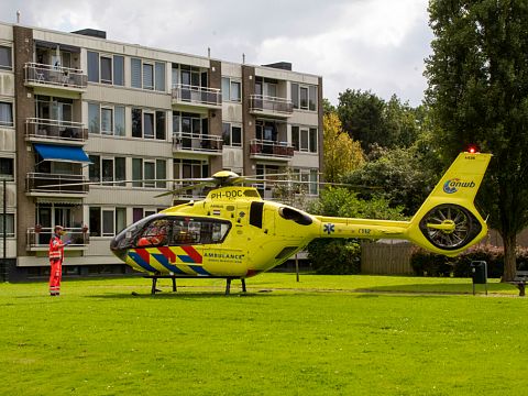 Traumahelikopter voor noodsituatie in Boerhaavestraat