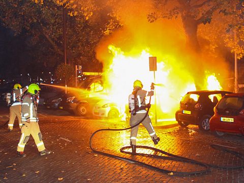 Auto brandt volledig uit op Oosthavenkade