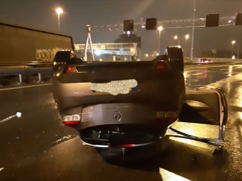 Auto over de kop bij de Beneluxtunnel