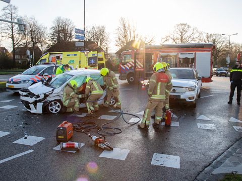 Auto opengeknipt na aanrijding Burgemeester Heusdenslaan