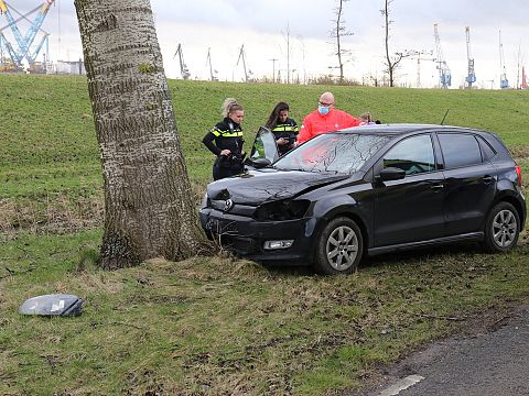 Automobilist raakt boom op Maassluissedijk