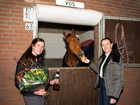 Paardrijdster Louise Hoek verrast met Flip Vethaaktrofee