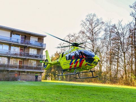 Traumahelikopter landt in 'achtertuin' Burg. A. van Walsumlaan