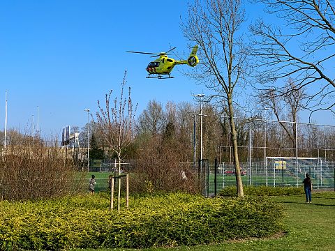 Traumahelikopter landt voor medische noodsituatie