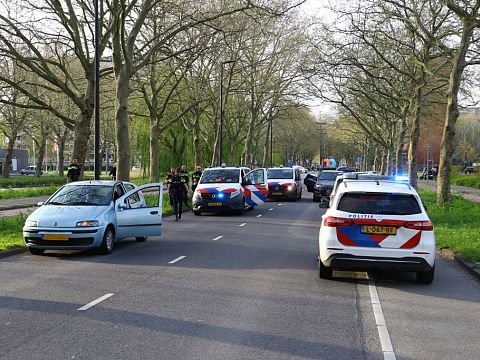 Politie zet auto aan de kant na melding over vuurwapen