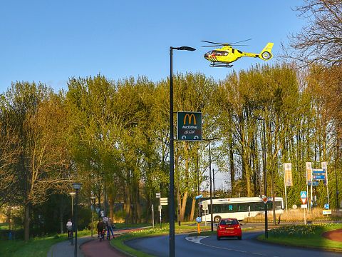 Traumahelikopter landt op de Van Hogendorplaan