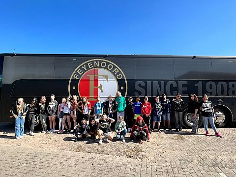 Groep 8 Samen Wijs met spelersbus Feyenoord naar kamp