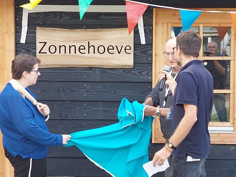 Nieuwe dierenweide Zonnehuisgroep Vlaardingen geopend
