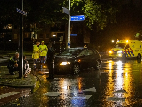 Twee auto's botsen op kruispunt Lepelaarsingel