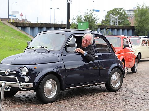 Fiat Cinquecentos toeren door Vlaardingen