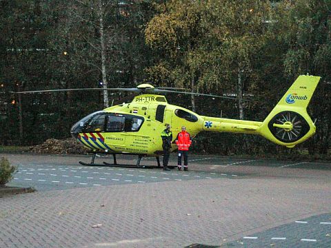 Traumahelikopter landt op parkeerplaats Zwaluwen
