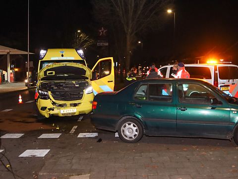 Auto ramt ambulance op de Westlandseweg