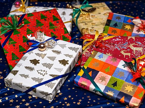 Inbrekers pakken cadeaus onder de kerstboom alvast uit