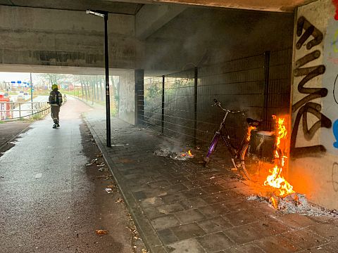 Fiets in brand bij metrostation Vlaardingen-Oost