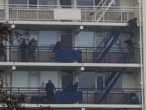 Vrouw op reling achtste etage flat houdt politie uren bezig