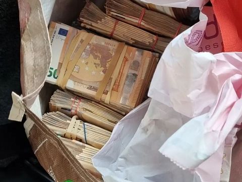 Politie vindt tonnen aan cash in auto in Vlaardingen
