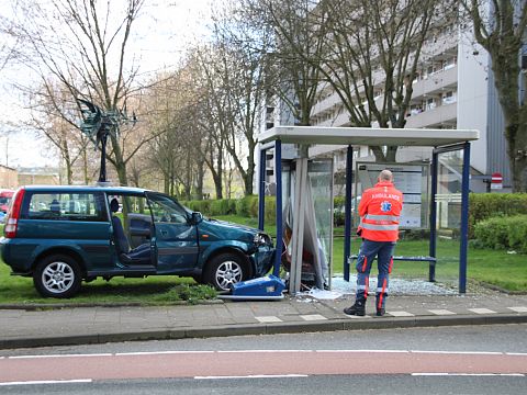 Automobilist ramt bushokje op Frederik Hendriklaan