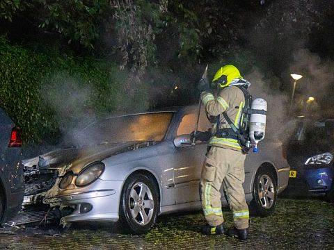 Auto in brand op de Riouwlaan