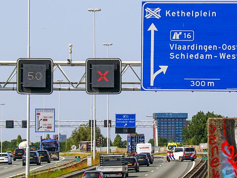 Aanrijding op A4 bij afrit Vlaardingen-Oost