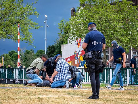 Arrestatieteam voert man geblinddoekt af na actie Oosthavenkade