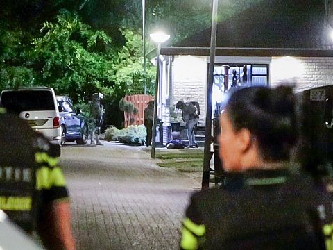 Speciale eenheden politie arresteren man in woning Holyweg