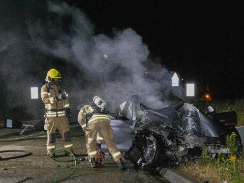 Auto op hoge snelheid rechtdoor op rotonde