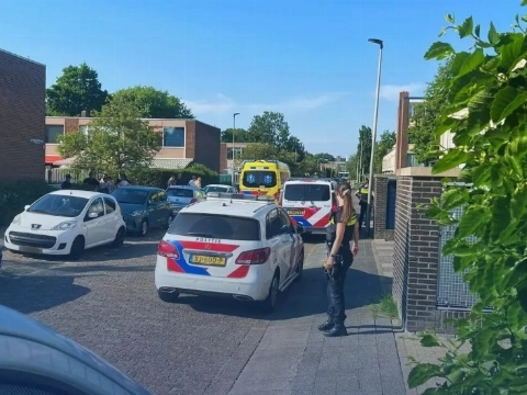 Naakte man rent over straat in Vlaardingen