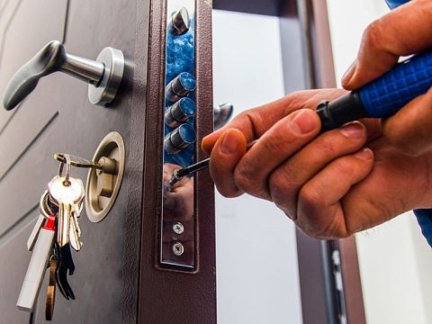 Hoe verwijder je correct een gebroken sleutel uit een sleutelgat?