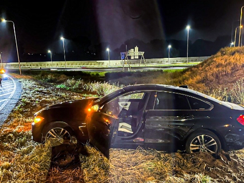 Auto vliegt uit de bocht en ramt lantaarnpaal