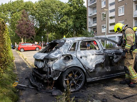 Auto brandt volledig uit in Vossiusstraat