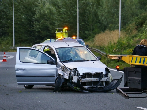 Auto botst achterop vrachtwagen op A20