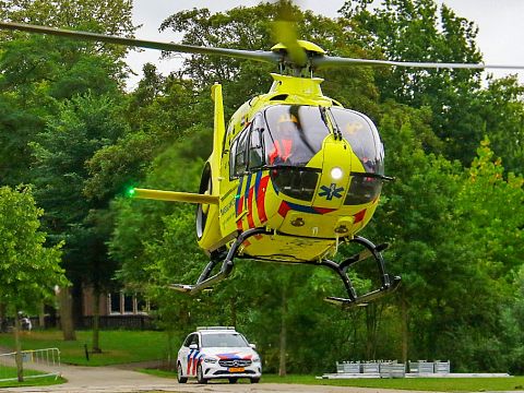 Traumahelikopter landt in het Oranjepark
