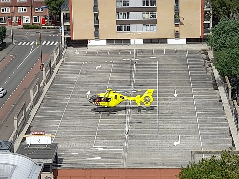 Traumahelikopter landt op parkeerdek