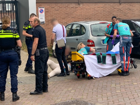 Vrouw aangereden door achteruitrijdende auto