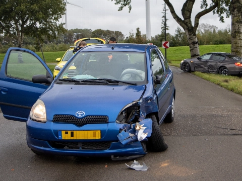 Auto botst op tegenligger in bocht Maassluissedijk