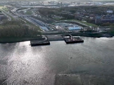 Tunneldelen Maasdeltatunnel succesvol afgezonken: vaarweg weer open voor de scheepvaart