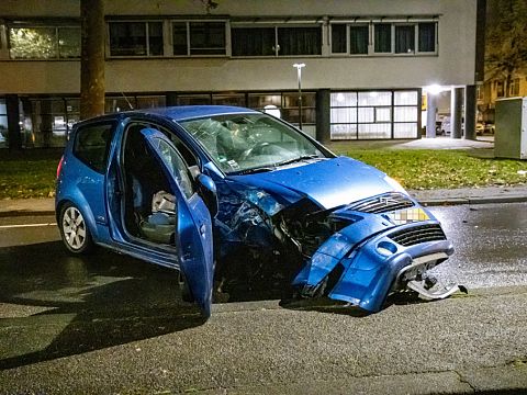 Autmobilist knalt op lantaarnpaal in Vlaardingen