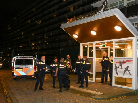 Politie rukt massaal uit na melding vuurwapen Zwaluwenlaan