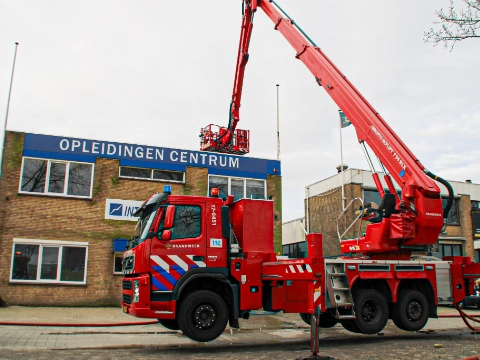 Grote brand in bedrijfspand James Wattweg