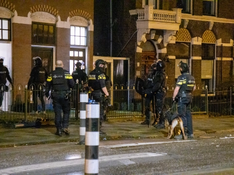 Grote politiemacht voor verwarde man Schiedamseweg