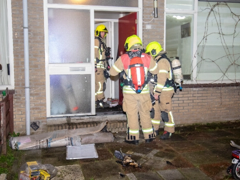 Vuurpijl vliegt woning binnen en veroorzaakt brand