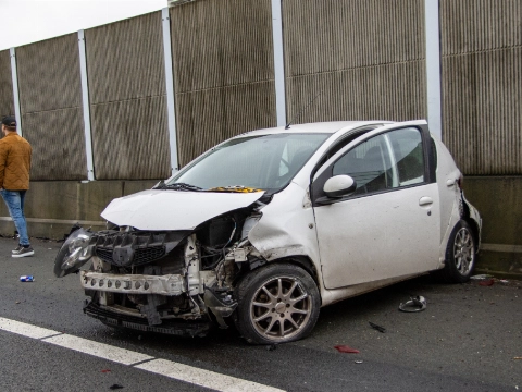 Opnieuw auto uit de bocht op Kethelplein