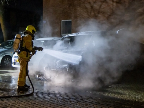 Auto uitgebrand in de Van Limburg Stirumstraat