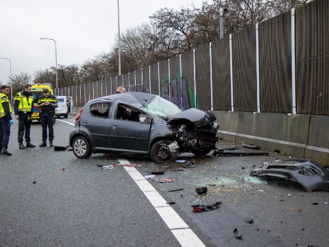 Auto meerdere keren over de kop op het Kethelplein