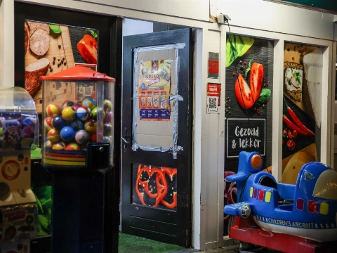 Poolse winkel Van Hogendorplaan beschoten