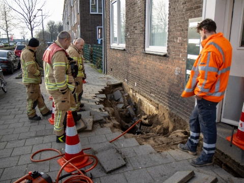 Sinkhole van zes meter door gesprongen waterleiding