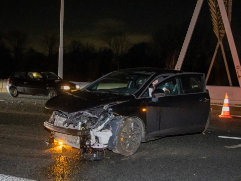 Auto raakt vangrail en tolt om zijn as op de A20